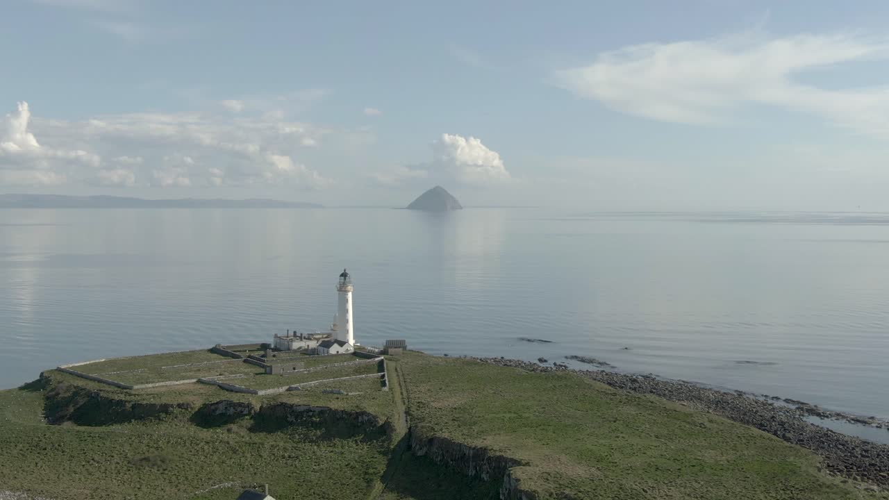 화창한 날 스코틀랜드 애런 섬에 있는 플라다 등대의 공중 전망