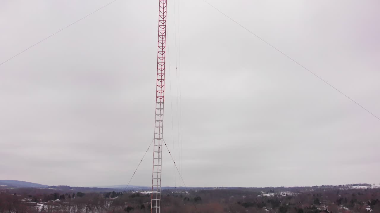 눈 폭풍 후 숲에서 라디오 타워