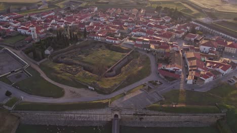 Vista-Aérea-Del-Antiguo-Pueblo-De-La-Fortaleza-Almeida-En-Portugal-Durante-La-Puesta-De-Sol