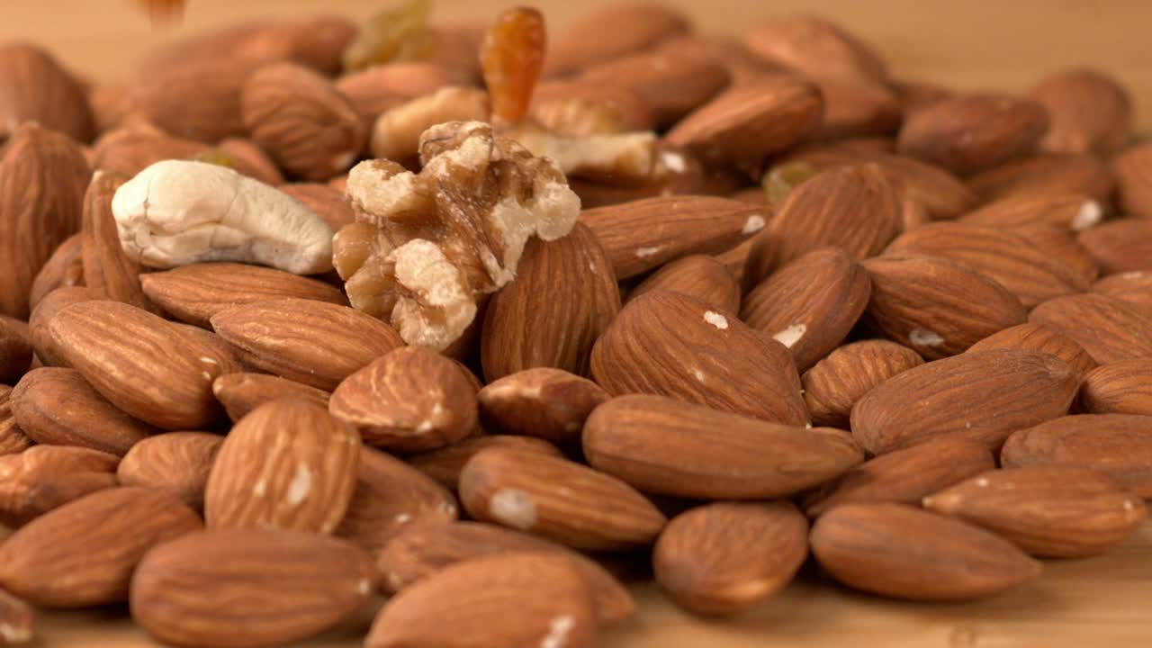 primer plano y toma a cámara lenta de nueces