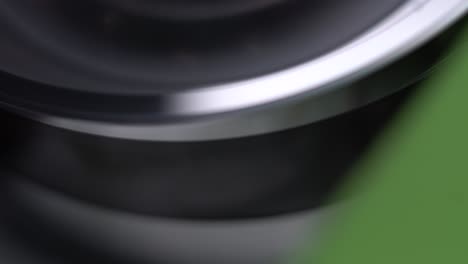cinta de cassette vhs apoyándose en el cabezal de video vcr, comenzando la reproducción, macro de primer plano