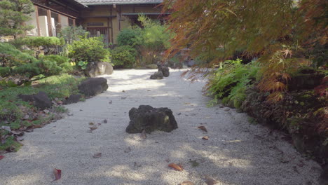 un pequeño jardín zen ubicado en un barrio muy tranquilo de tokio, el diseño combina rocas, piedras y plantas cuidadosamente seleccionadas.