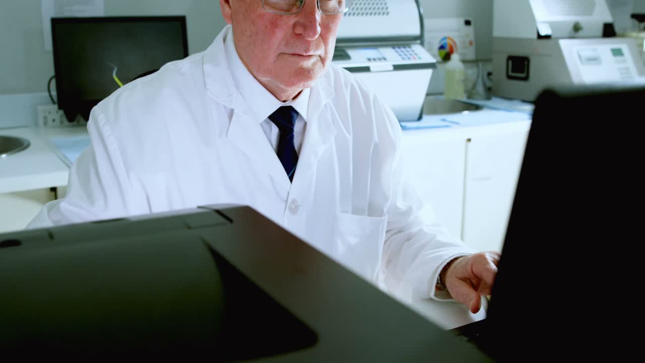 Scienziato uomo che lavora alla scrivania 4k