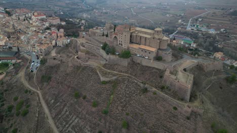 Castillo-De-Cardona-Y-Ciudad-Circundante-En-Un-Día-Nublado,-Vista-Aérea