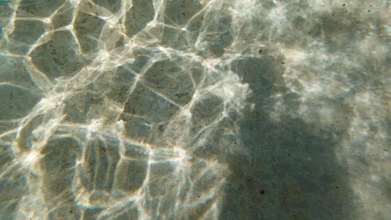 formas reflectantes abstractas de las ondas de agua en el suelo de la piscina - ultra cámara lenta
