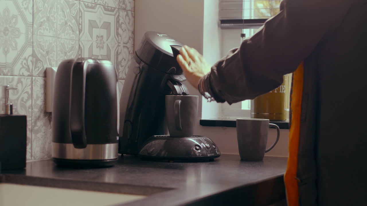 부엌에서 기계로 커피 만들기