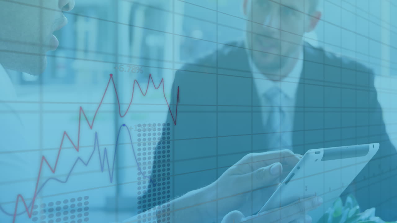 animación de gráficos con números cambiantes, diversos compañeros de trabajo discutiendo el informe en una tableta digital