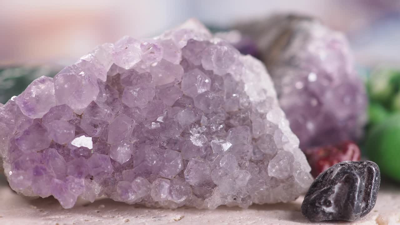Primer plano de una geoda de cristal de amatista púrpura brillante