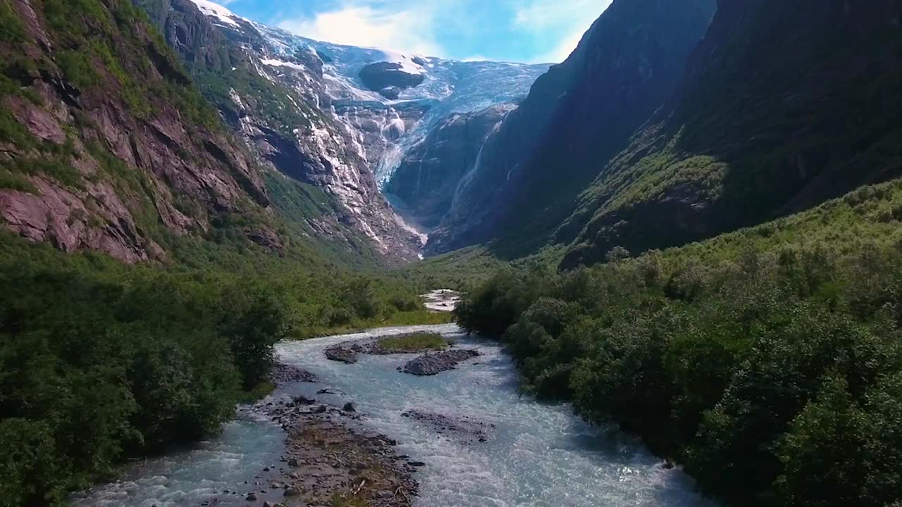 la hermosa naturaleza noruega del glaciar kjenndalsbreen.