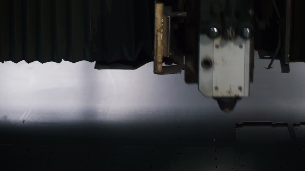 лазерная режущая машина в работе