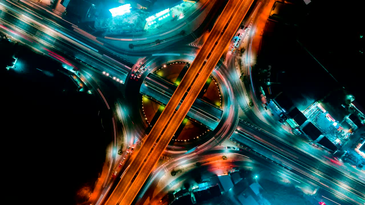 el tráfico por carreteras circulares es una infraestructura importante en bangkok, tailandia.