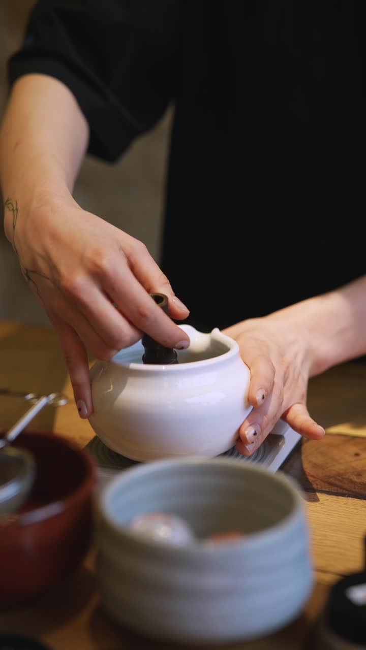 차 를 준비 하는 여자