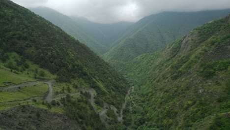 paisaje de valle de montaña con carretera sinuosa