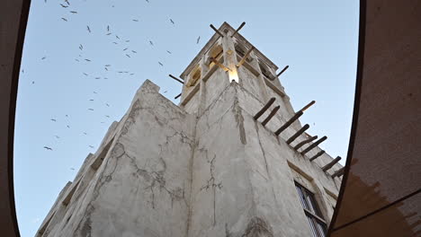 Torre-De-Viento-Tradicional-En-Una-Casa-Antigua-En-El-Barrio-Histórico-De-Al-Fahidi,-Dubai,-Emiratos-árabes-Unidos