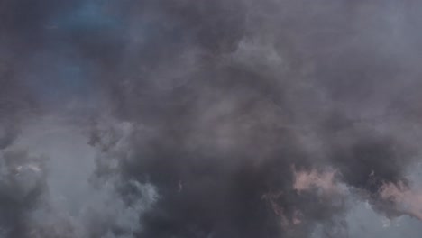 Sicht-Tritt-In-Dunkle-Wolken--Und-Sturmbedingungen-Ein
