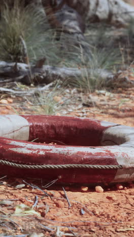 un salvavidas está abandonado en el desierto.