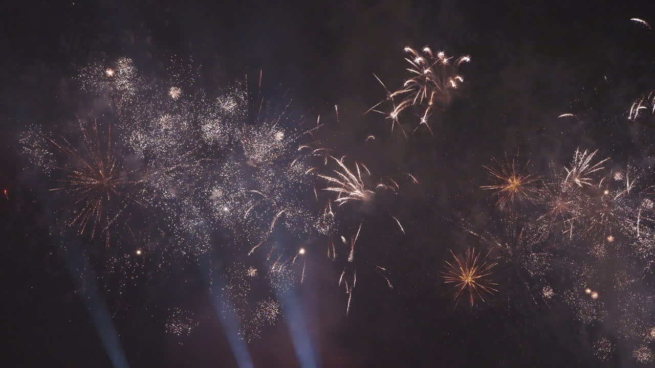 Fuochi d'artificio che esplodono e colori vivaci nel cielo notturno