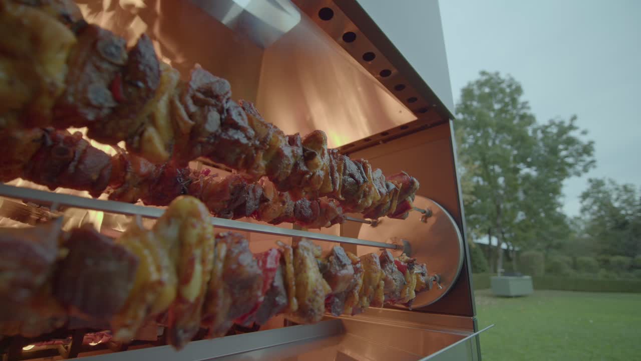 불 위 에 놓인 로스트 스테이크 비프 의 근접 촬영, 바베큐