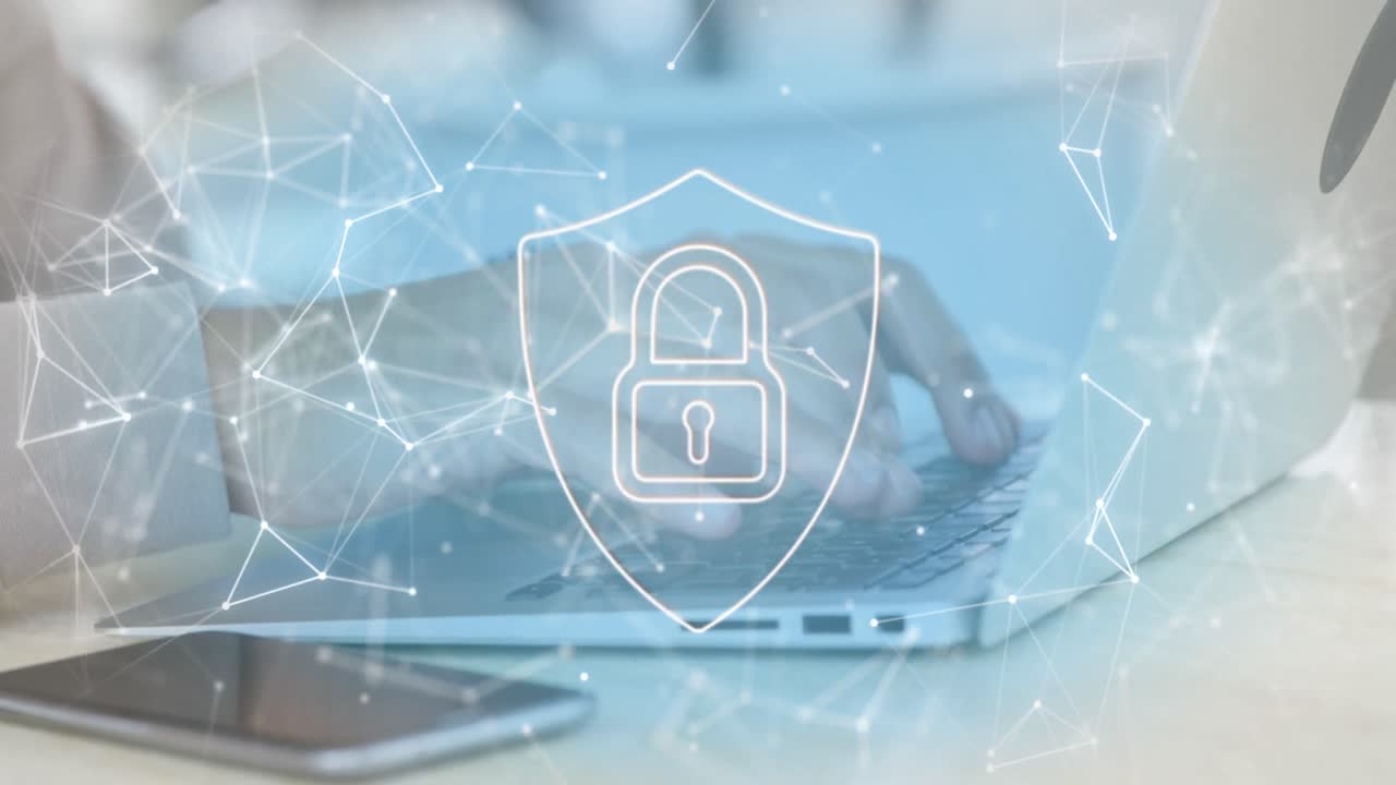 animación del icono del candado y la red de conexiones a través de las manos utilizando el portátil.