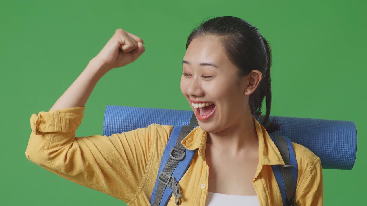 배 을 들고 있는 행복 한 관광 여성