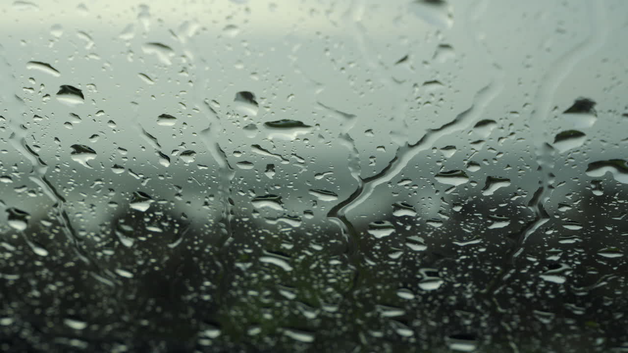 폭우가 내리는 날, 은 은 차 창문 유리 위에 떨어지는 물방울, 비가 오는 날, 몬순 계절에 해변을 바라보는 모습