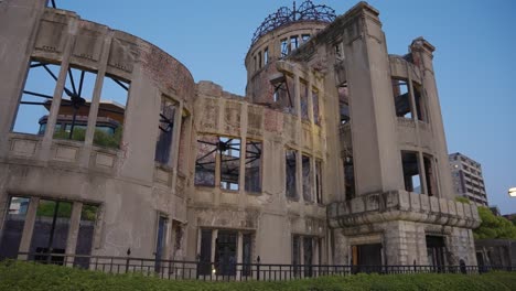 Ruins-of-Atomic-Dome,-Hiroshima-Peace-Park-at-Twilight