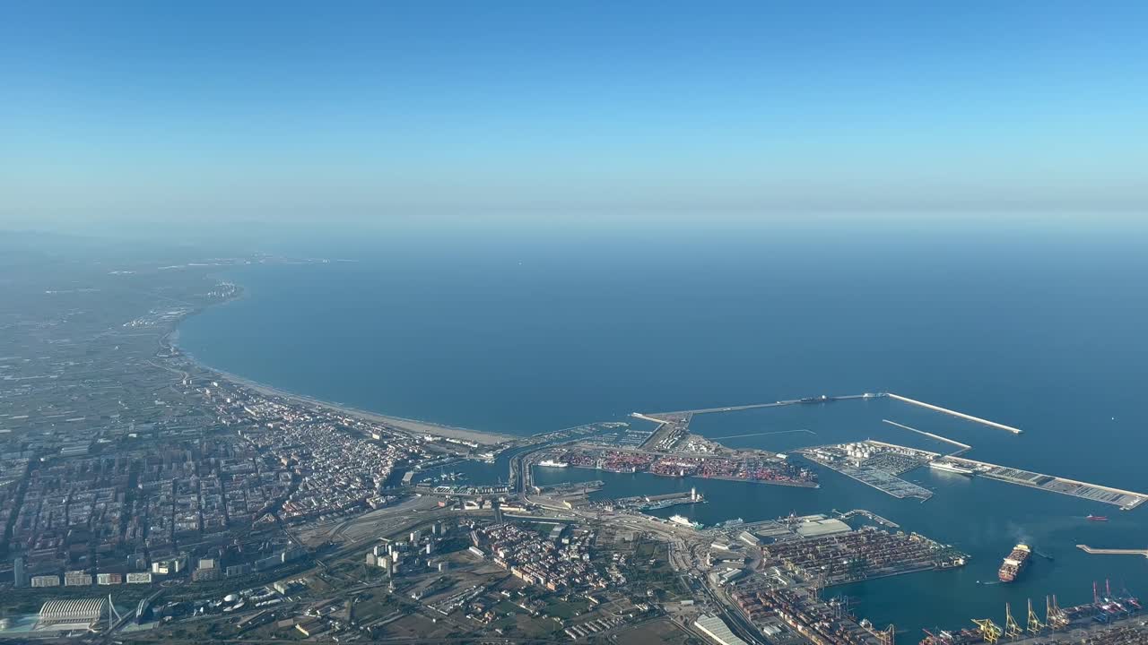 вид с воздуха из кабины самолета на гавань валенсии и северное побережье на высоте 3000 метров, с точки зрения пилота, в великолепный июньский полдень