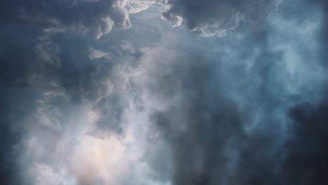 nubes de tormenta oscuras antes de la lluvia, tormentas eléctricas 4k