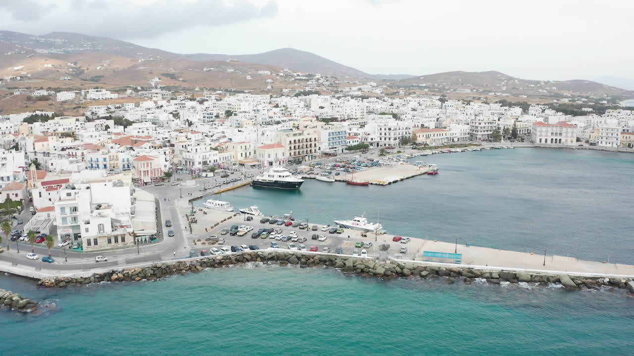 vista aérea de drones del puerto de tinos en grecia volando hacia atrás