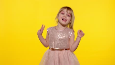 niño haciendo caras, haciendo tonterías, mostrando la lengua. pequeña rubia adolescente niña de 5-6 años posando