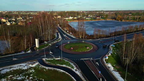 Kreisverkehr-Mit-Wenig-Verkehr-In-Ländlichem,-Kaltem-Klima-Tagsüber