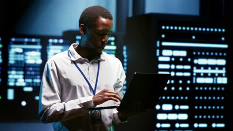 administrador usando computadora portátil para auditar servidores