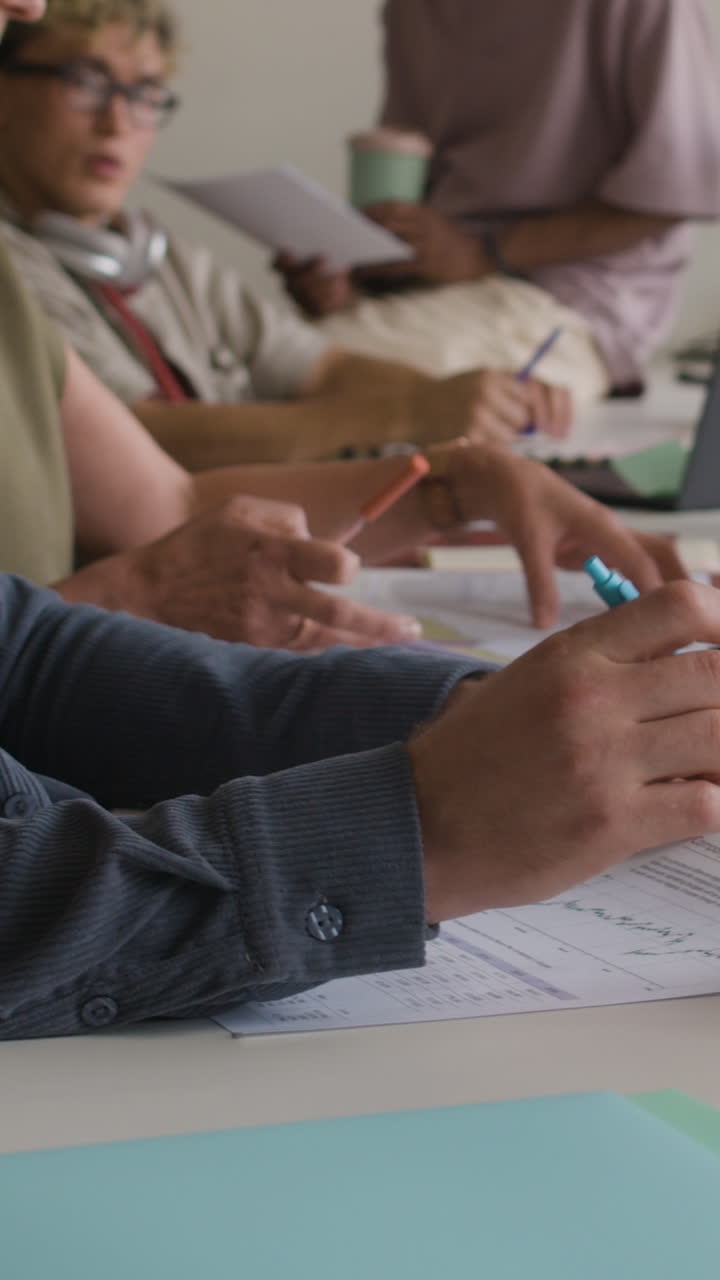Persone che lavorano attivamente e collaborano su documenti a un tavolo d'ufficio
