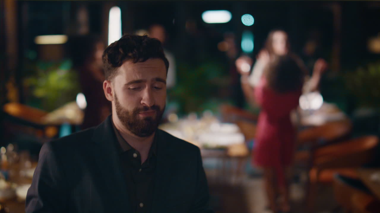 hombre guapo bailando celebrando el año nuevo en una fiesta de reunión de amigos en el bar nocturno.