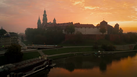 Imágenes-De-Drones-Del-Castillo-Real-De-Wawel-En-La-Magia,-Amanecer-Nublado-Con-Luz-Solar-Suave-Por-La-Mañana,-Cracovia,-Polonia