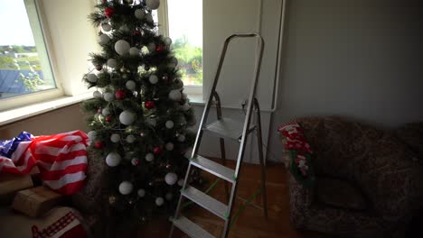 árbol de navidad, escalera de mano. celebración del año nuevo durante los trabajos de reparación