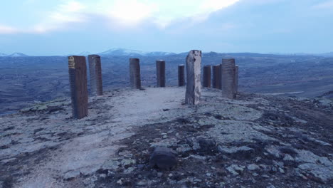 altar de sacrificio, tiempos bíblicos, adorar a dios, adorar a satanás el diablo, andrew rogers, ritmos de la vida, göreme pavo, capadocia, virtudes, religión, nevşehir, arte de la tierra, montañas, el mal, rituales