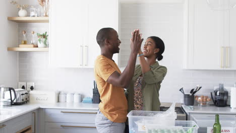 Una-Pareja-Diversa-Está-Reciclando-La-Cocina-En-Casa