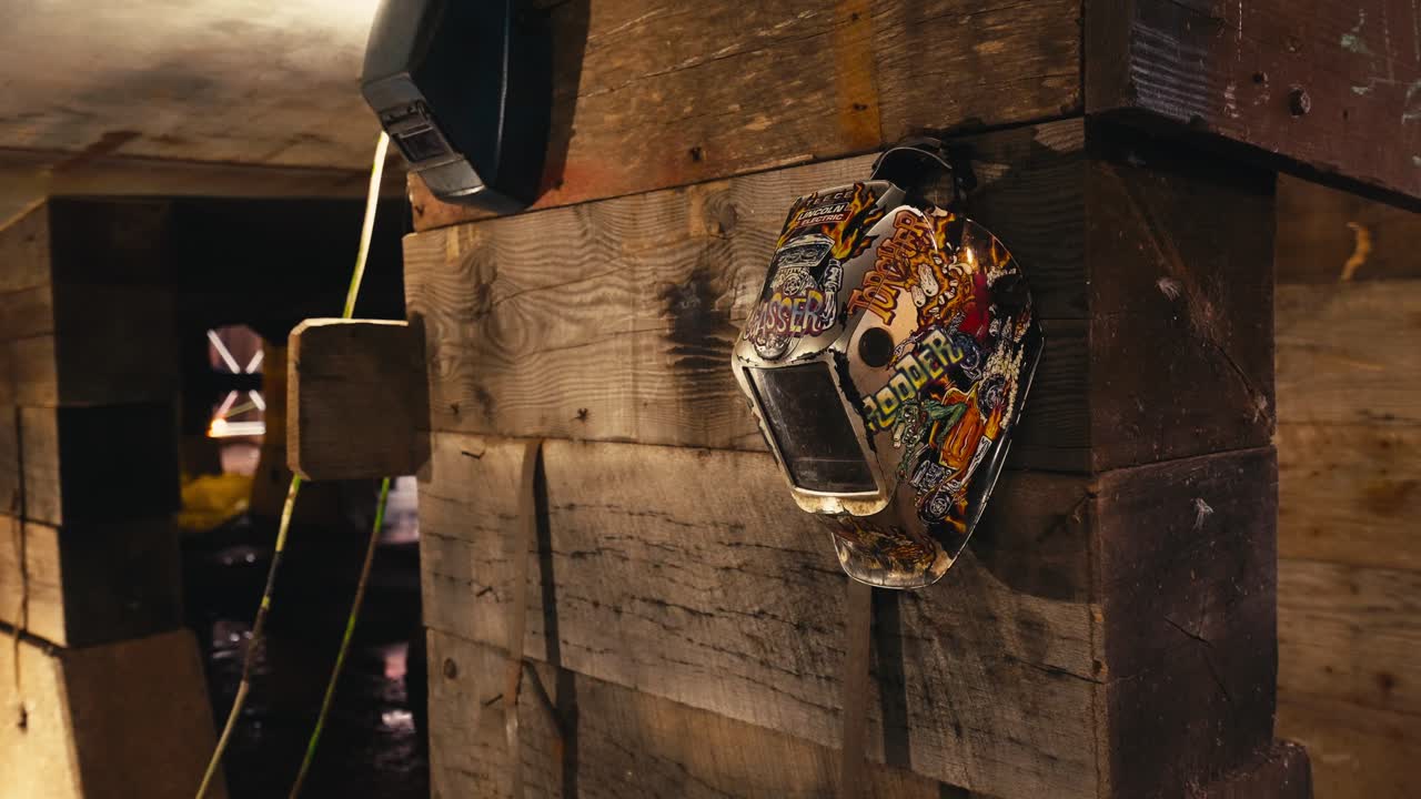 쳐진 나무에 매달린 용접 마스크 헬의 클로즈업