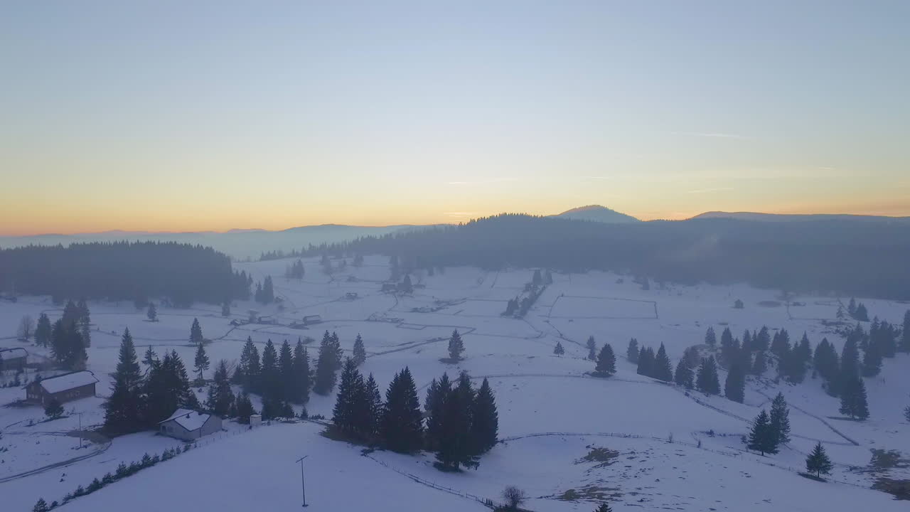 일몰, 보스니아 헤르체고비나 자호리나 산에 있는 관광 스포츠, 스키장, 레크리에이션 리조트의 공중 전망