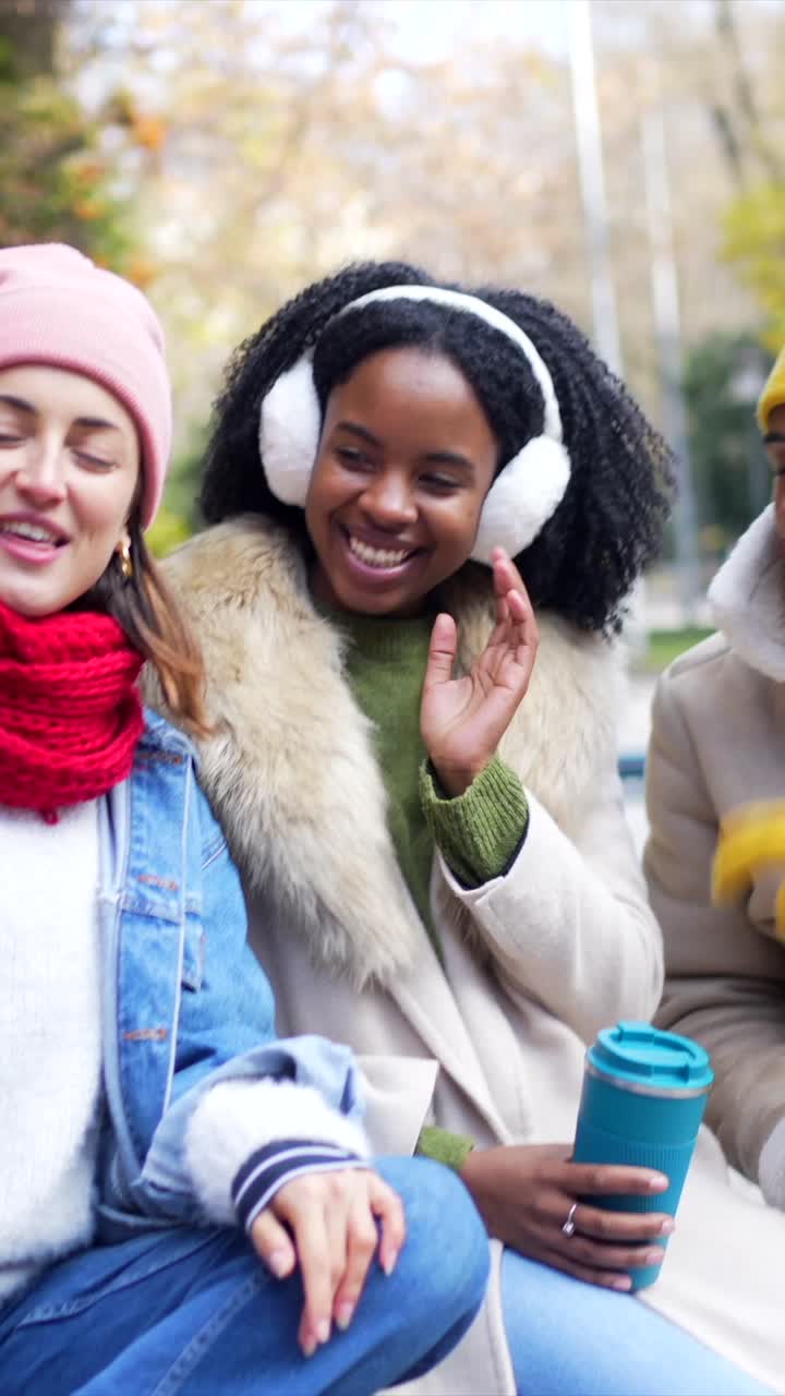 Amigos divirtiéndose en el parque.