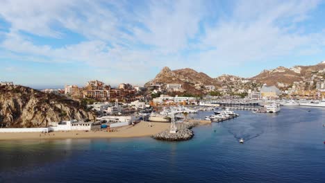 Una-Mosca-A-La-Entrada-En-El-Puerto-Deportivo-De-Cabo-San-Lucas,-México