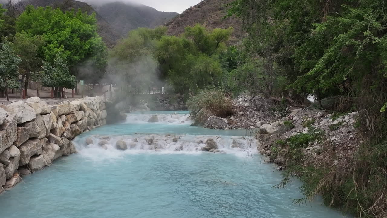 panera delantera cerca sobre el río de aguas termales con una brisa de humo, tolantongo, hidalgo, méxico