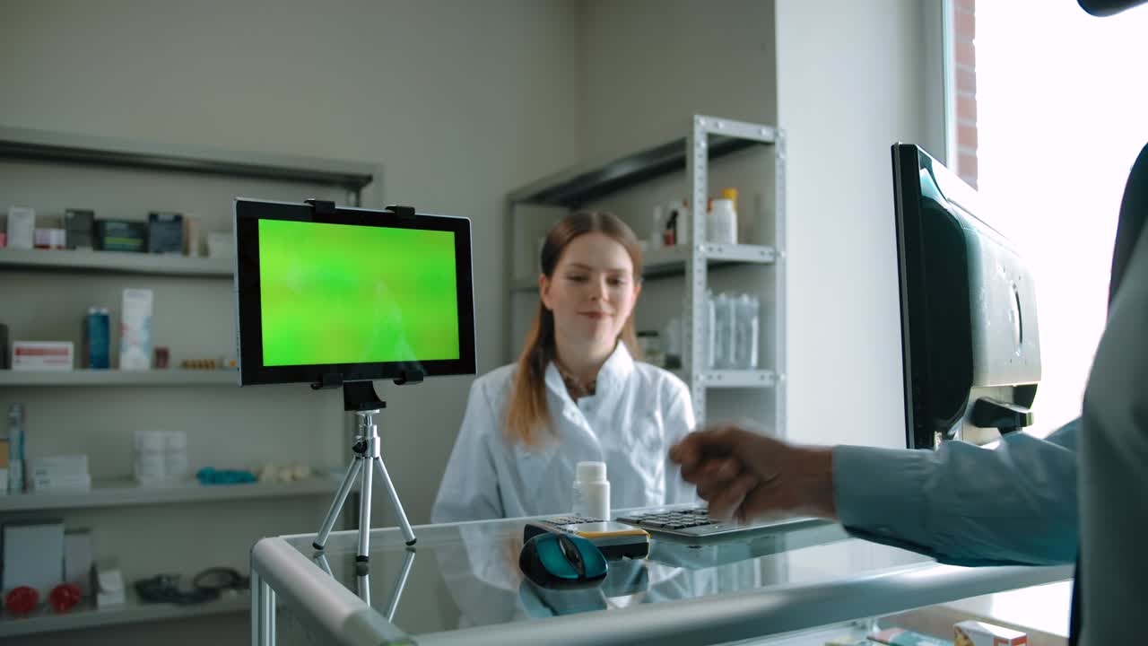 고객은 약국에서 약을 구입합니다. 녹색 화면 chromakeyed 태블릿 pc를 트랙