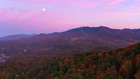 Panorámica-Lenta-De-Las-Montañas-Humeantes-En-Otoño,-Puesta-De-Sol-Rosa-Y-Púrpura