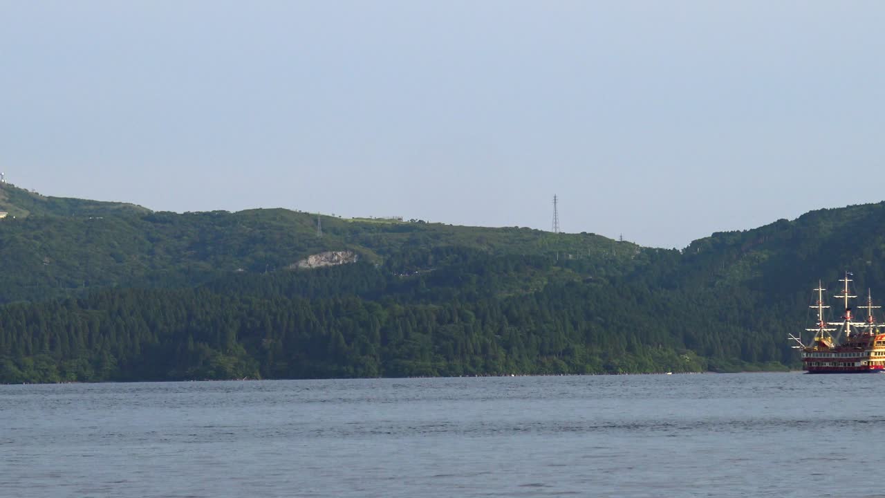 전통적인 일본 선박의 전망은 아시 호수에서 바로 그림에 들어갑니다.