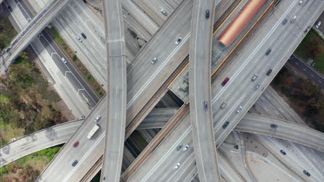 Antena:-Espectacular-Fotografía-Cenital-Del-Cruce-Judge-Pregerson-Que-Muestra-Varias-Carreteras,-Puentes,-Autopistas-Con-Poco-Tráfico-De-Automóviles-En-Los-Ángeles,-California,-En-Un-Hermoso-Día-Soleado