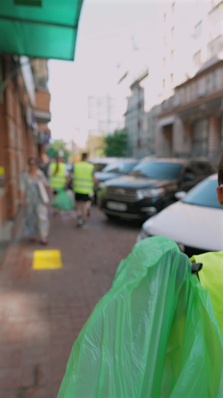 Volontari per la pulizia delle strade