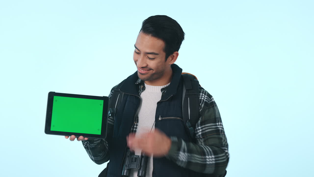 행복한 아시아인, 태블릿과 녹색으로 하이킹