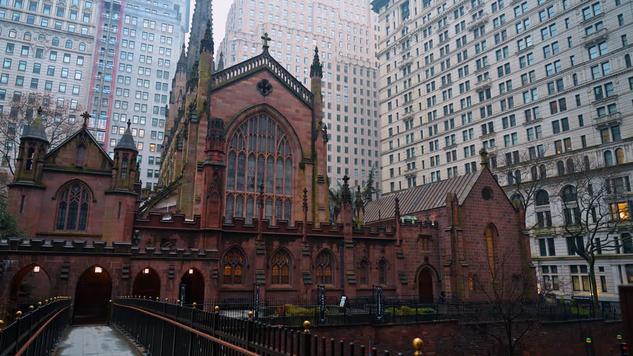 New York, USA, 15. januar 2026: Trinity Church og skyskrapere. Trinity Church omgitt av Manhattans skyskrapere om vinteren